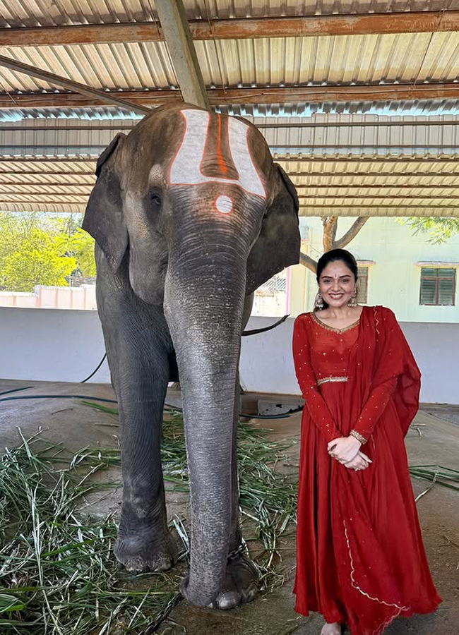 Anchor Srimukhi Gajaraju blesses her in Tirumala 11