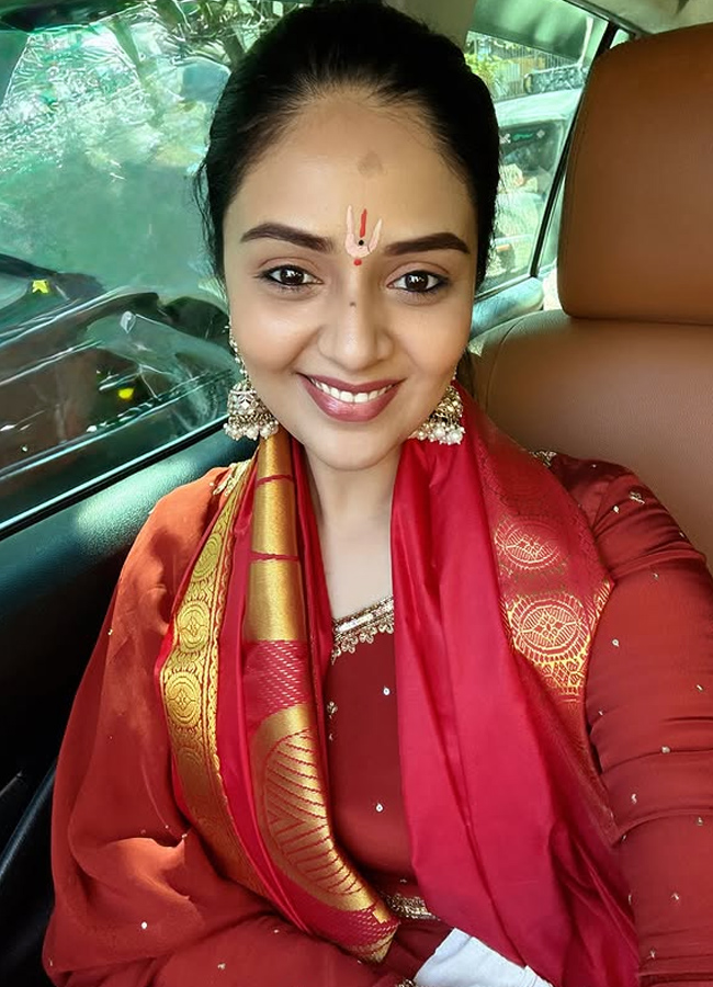 Anchor Srimukhi Gajaraju blesses her in Tirumala 12