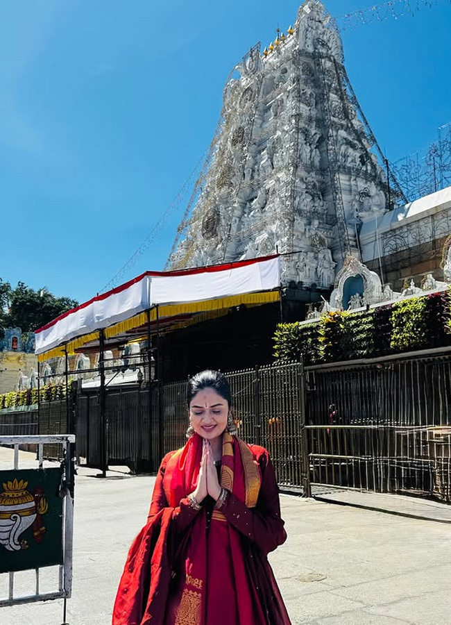 Anchor Srimukhi Gajaraju blesses her in Tirumala 3