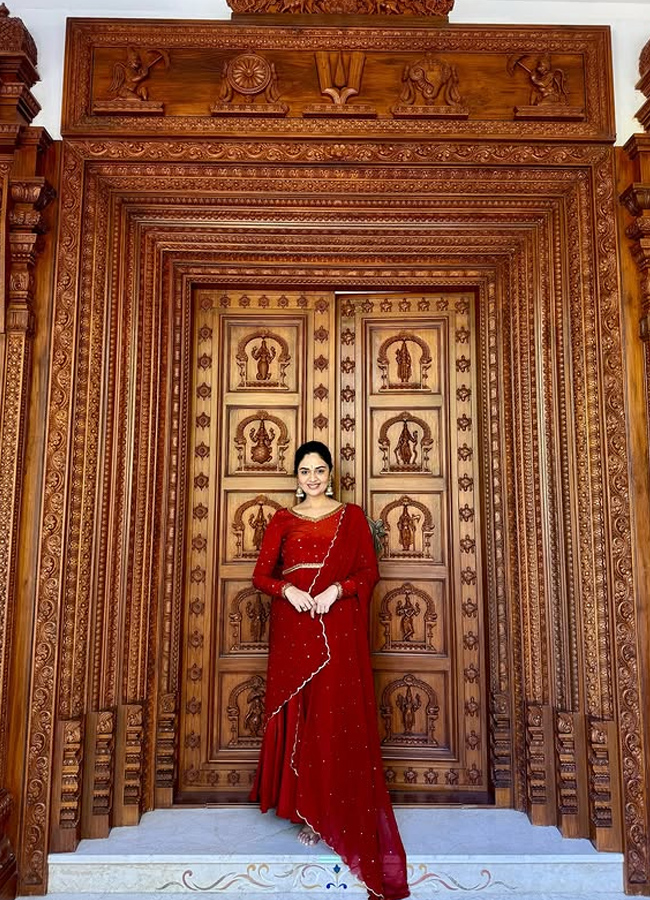 Anchor Srimukhi Gajaraju blesses her in Tirumala 4