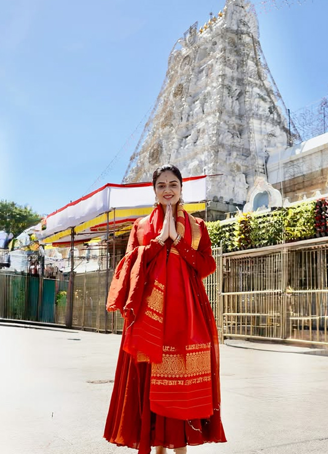 Anchor Srimukhi Gajaraju blesses her in Tirumala 6