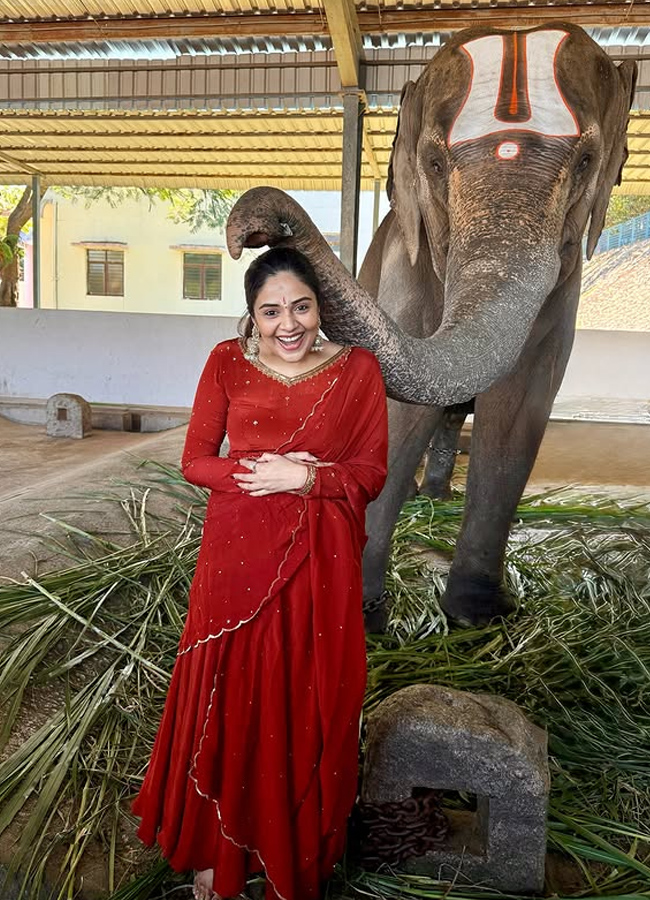 Anchor Srimukhi Gajaraju blesses her in Tirumala 7