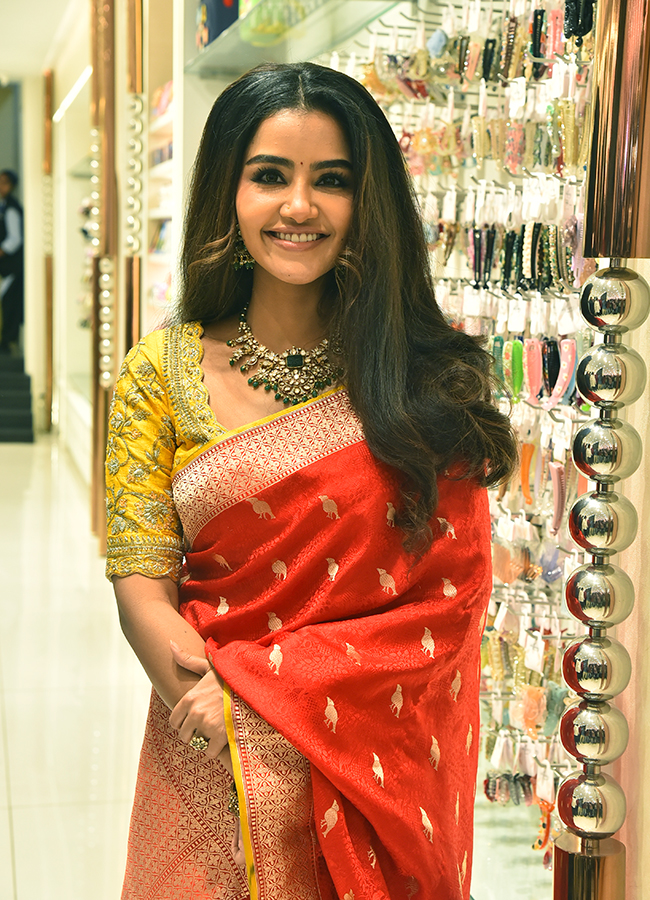 Actress Anupama Parameswaran inaugurates Viyara Fine Silver Jewellery in Jubilee Hills12