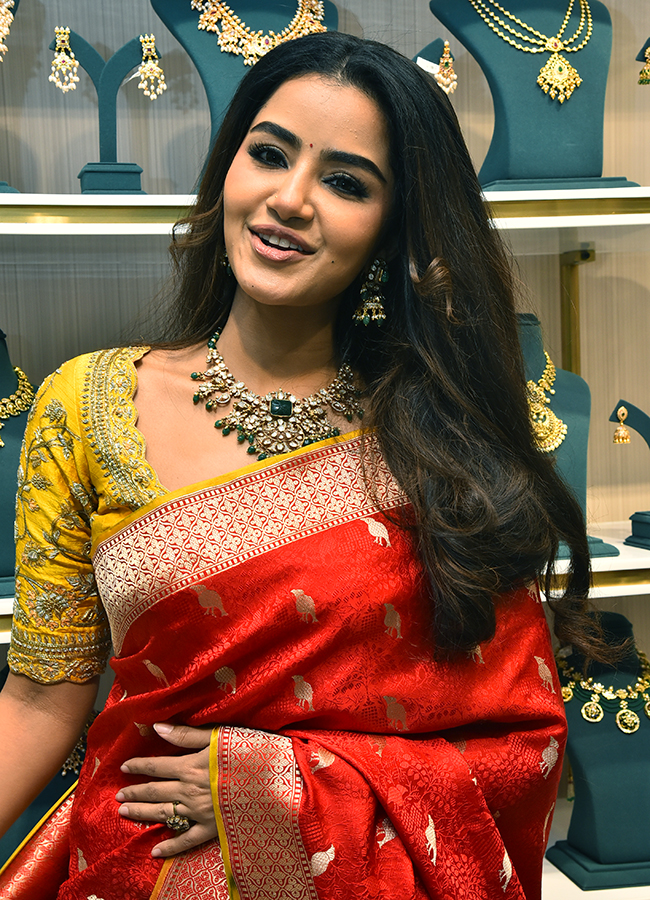 Actress Anupama Parameswaran inaugurates Viyara Fine Silver Jewellery in Jubilee Hills20