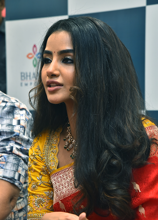 Actress Anupama Parameswaran inaugurates Viyara Fine Silver Jewellery in Jubilee Hills4