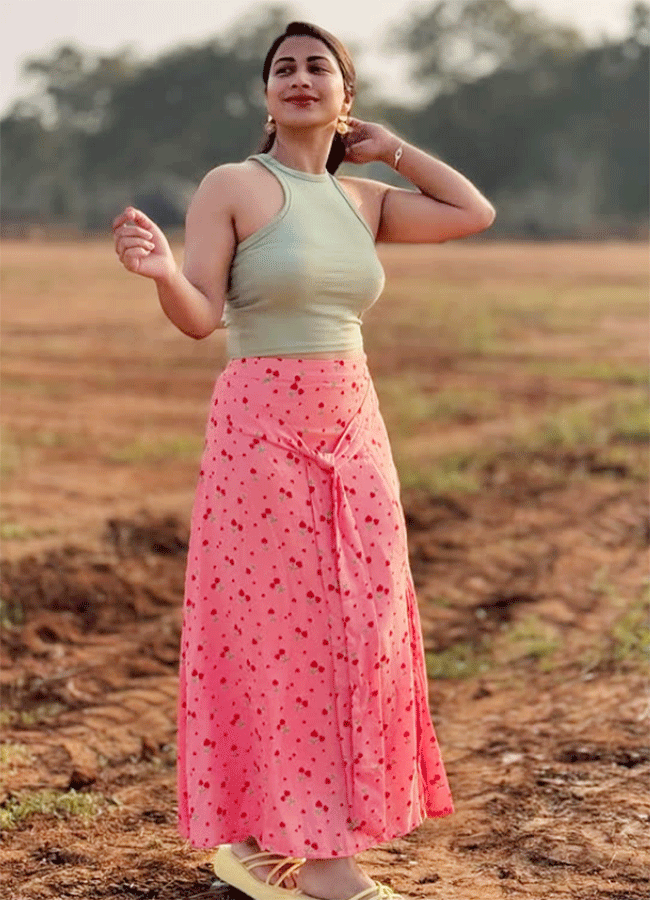 Inaya Sultana Playing Games With Tiger In Lion Park6