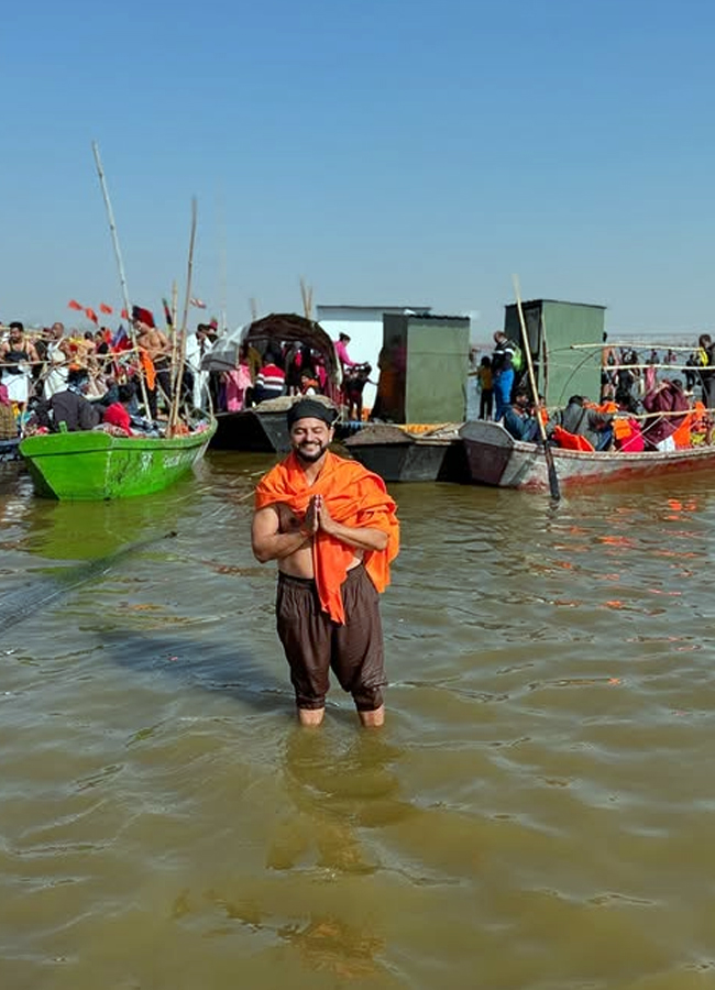  suresh raina visited to Mahakumbh mela 2025 with his wife and family2