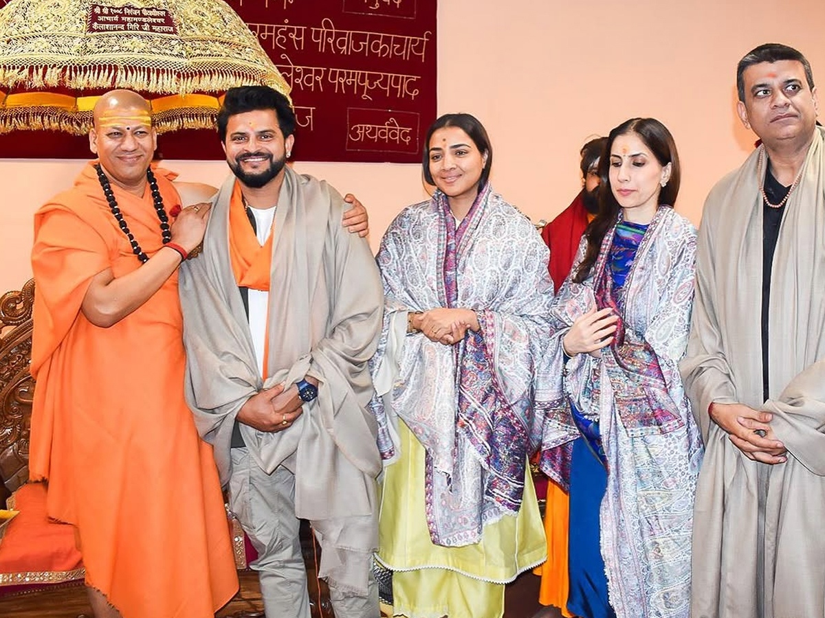  suresh raina visited to Mahakumbh mela 2025 with his wife and family6