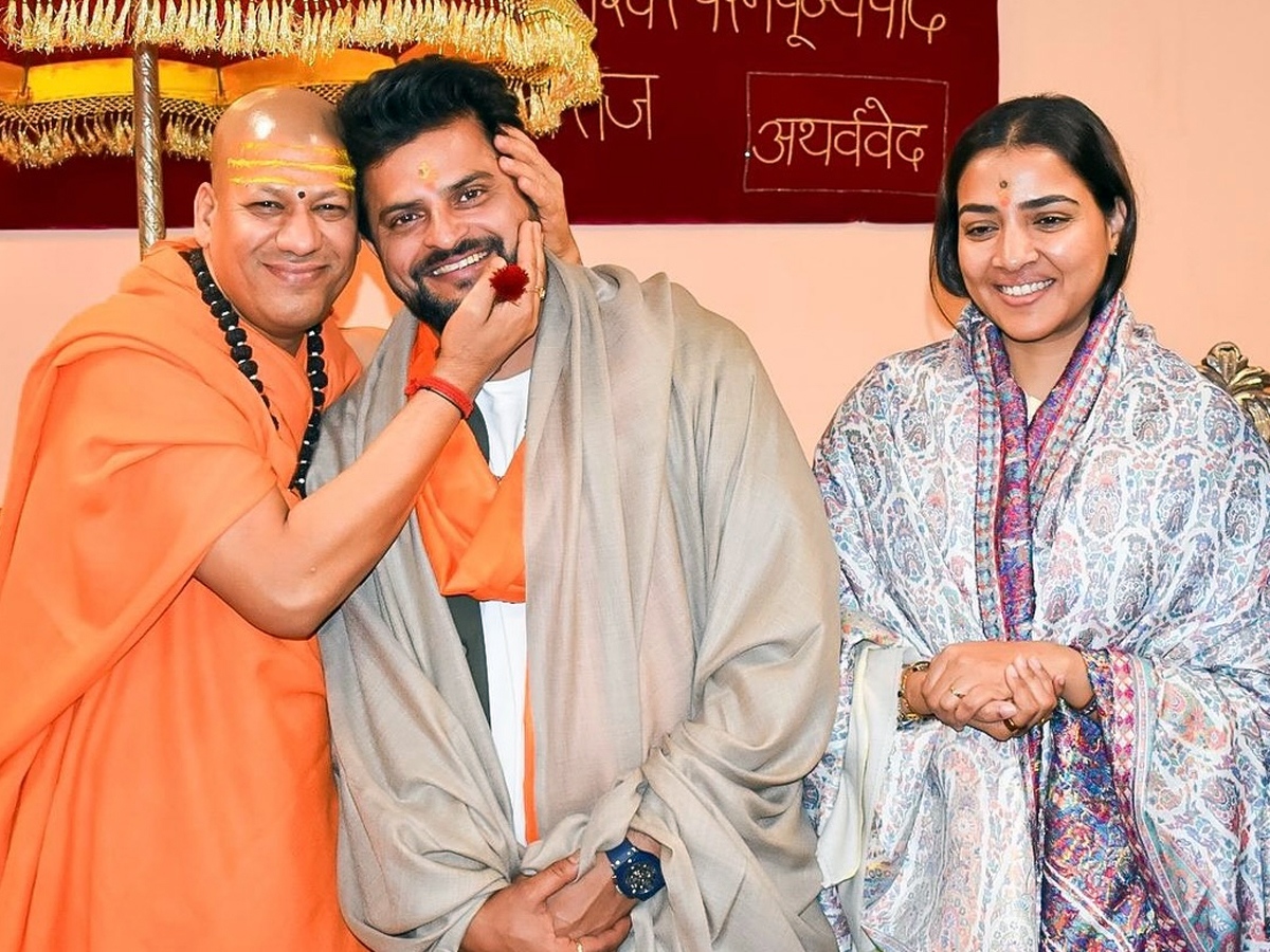  suresh raina visited to Mahakumbh mela 2025 with his wife and family7