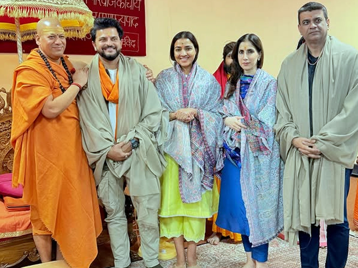  suresh raina visited to Mahakumbh mela 2025 with his wife and family8