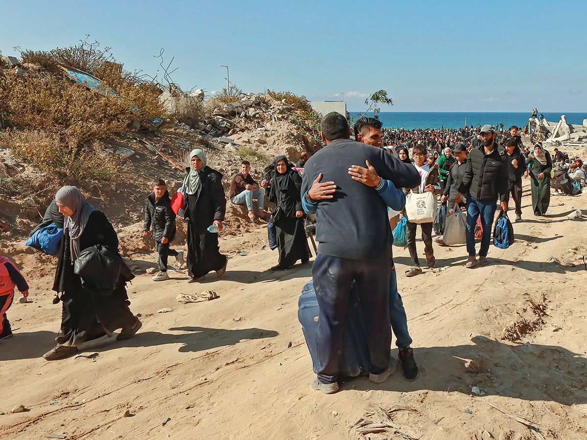 Displaced Palestinians arrive in the northern Gaza Strip Photos1