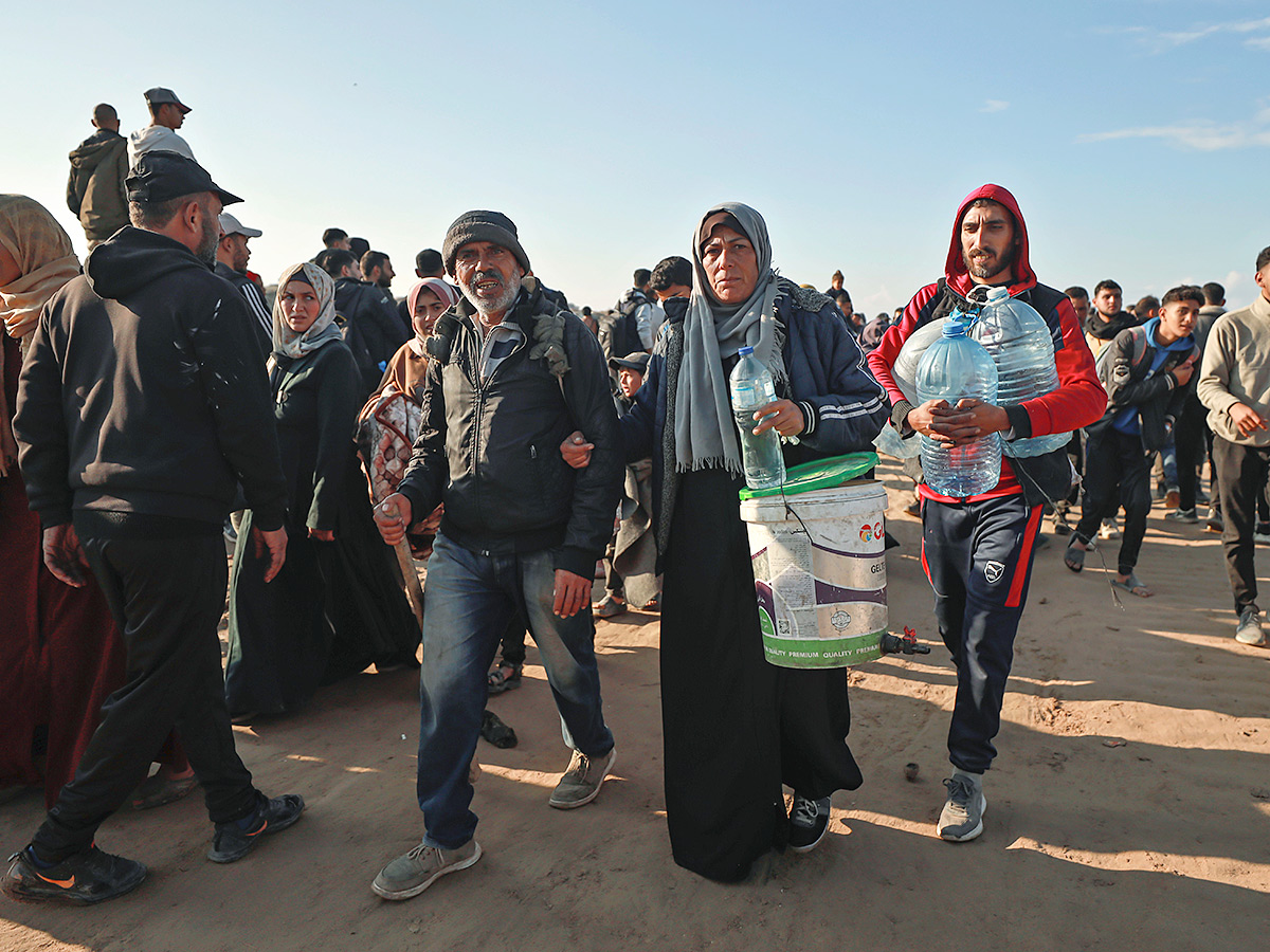 Displaced Palestinians arrive in the northern Gaza Strip Photos10