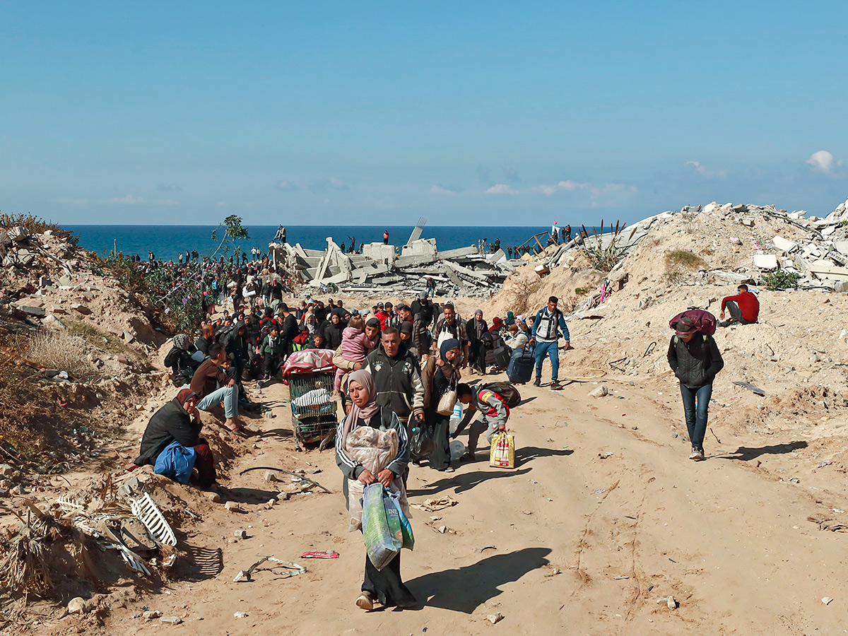 Displaced Palestinians arrive in the northern Gaza Strip Photos12