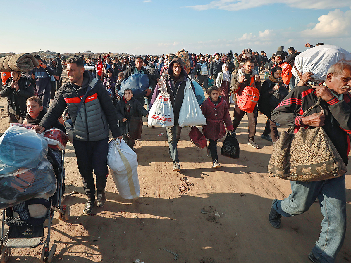 Displaced Palestinians arrive in the northern Gaza Strip Photos13