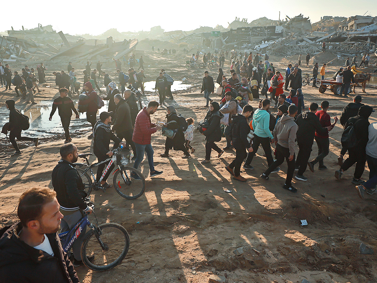 Displaced Palestinians arrive in the northern Gaza Strip Photos14