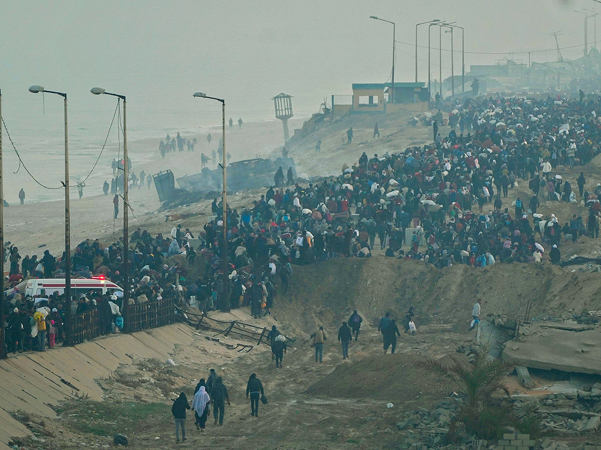 Displaced Palestinians arrive in the northern Gaza Strip Photos16