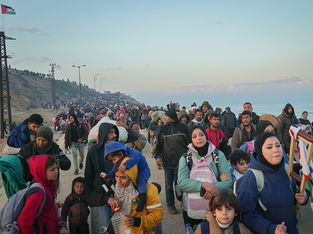 Displaced Palestinians arrive in the northern Gaza Strip Photos17