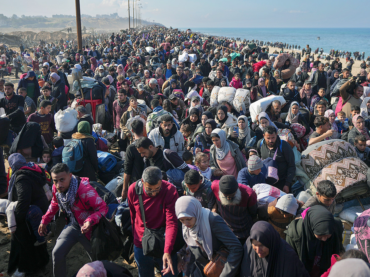 Displaced Palestinians arrive in the northern Gaza Strip Photos18