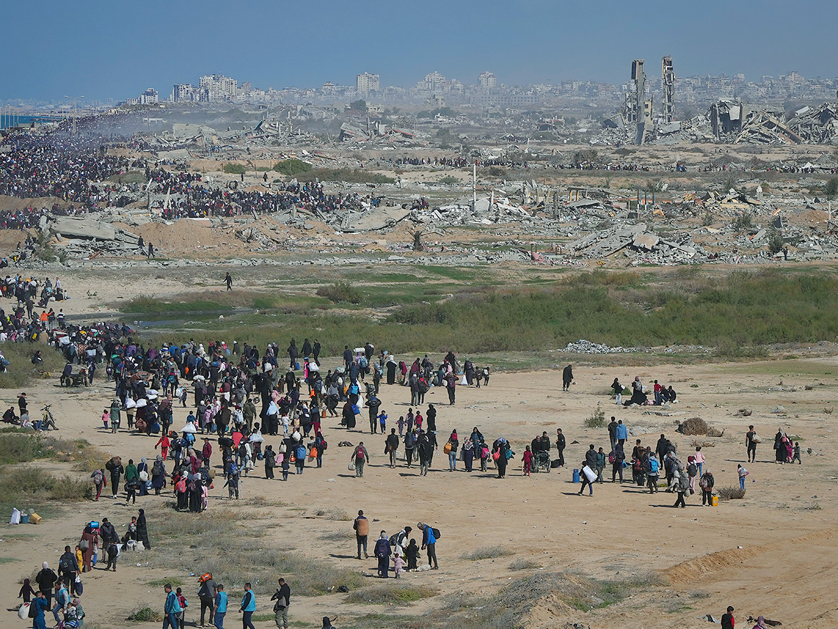 Displaced Palestinians arrive in the northern Gaza Strip Photos2