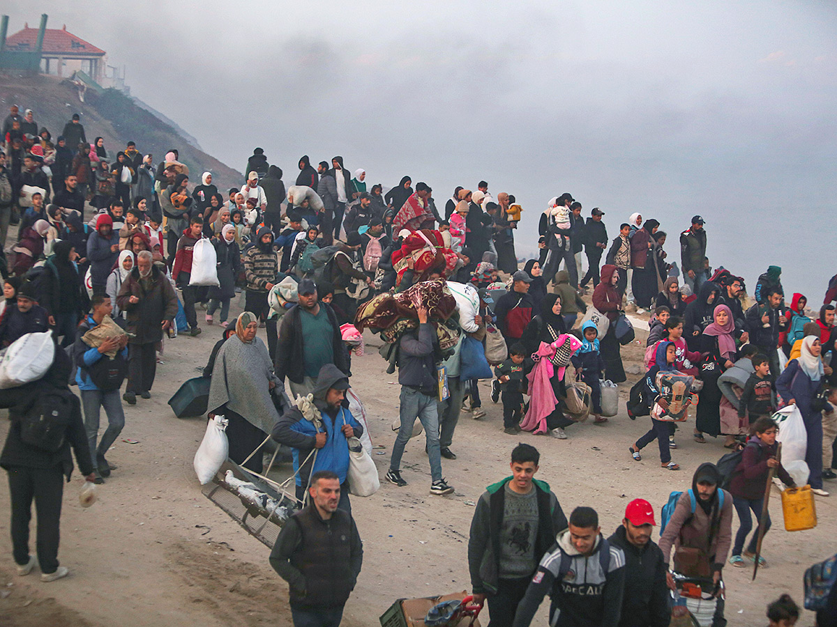 Displaced Palestinians arrive in the northern Gaza Strip Photos20