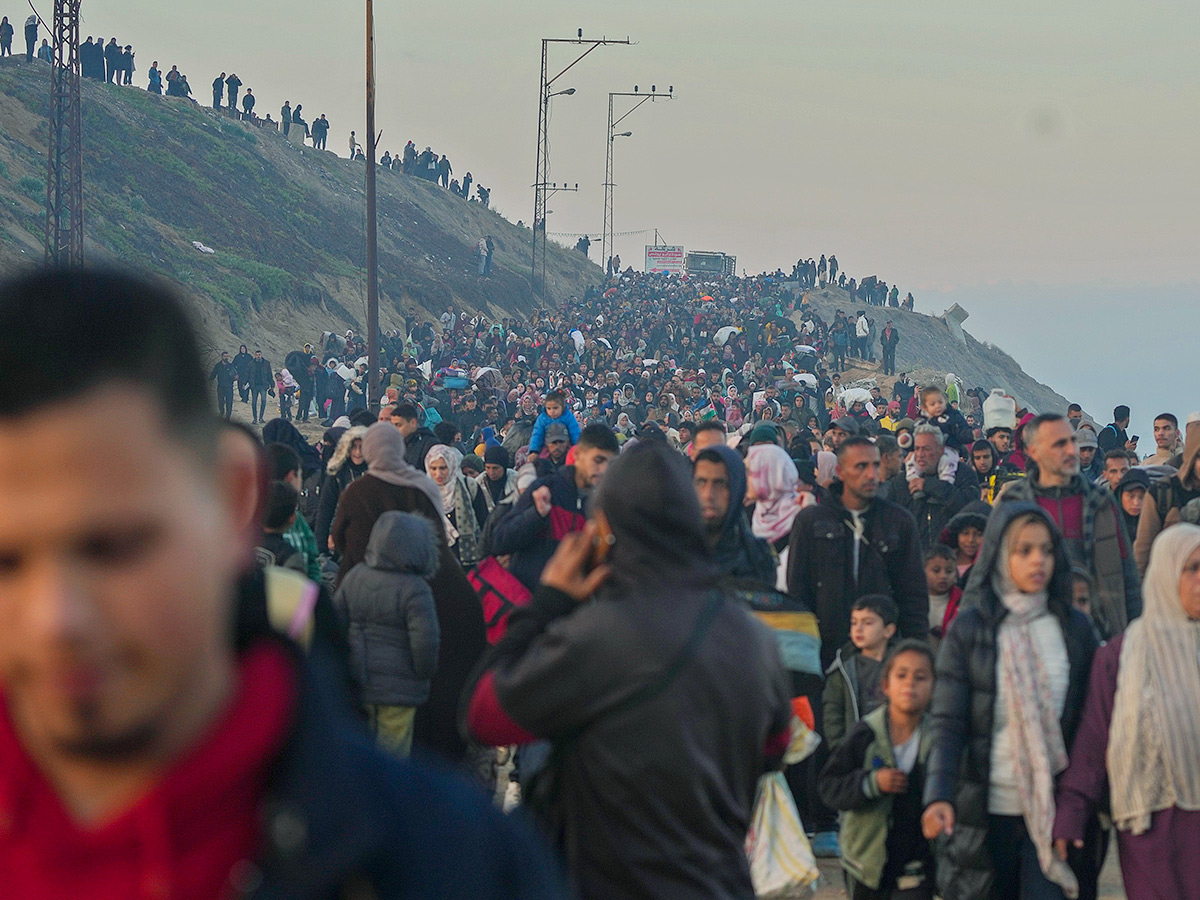 Displaced Palestinians arrive in the northern Gaza Strip Photos21