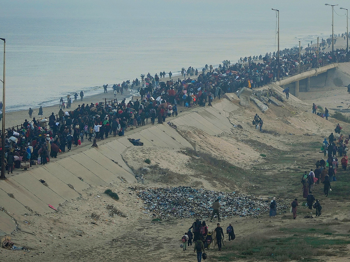 Displaced Palestinians arrive in the northern Gaza Strip Photos22