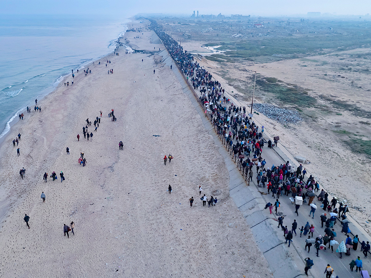 Displaced Palestinians arrive in the northern Gaza Strip Photos23