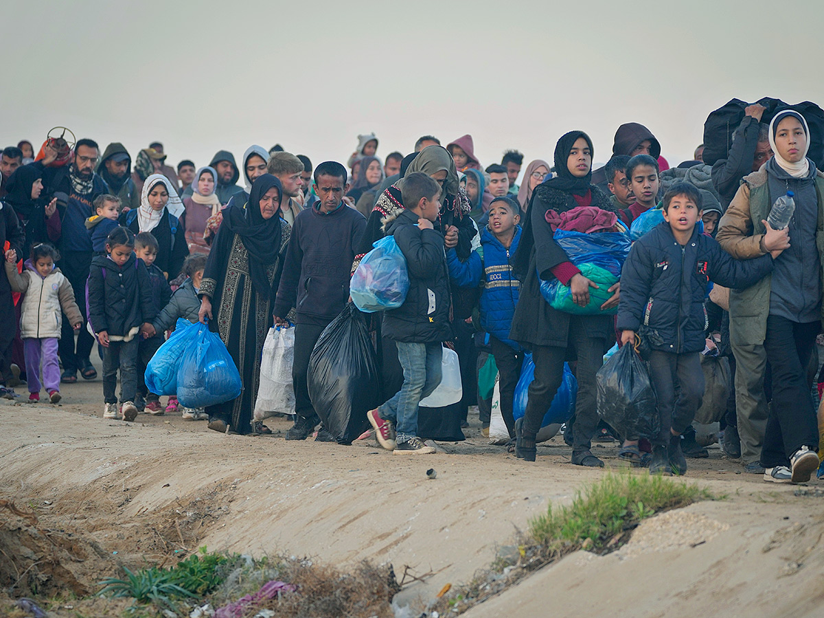 Displaced Palestinians arrive in the northern Gaza Strip Photos24