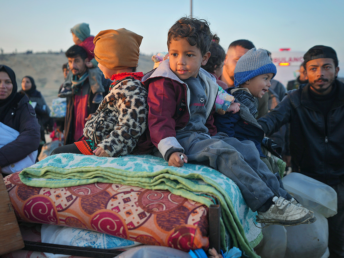 Displaced Palestinians arrive in the northern Gaza Strip Photos25