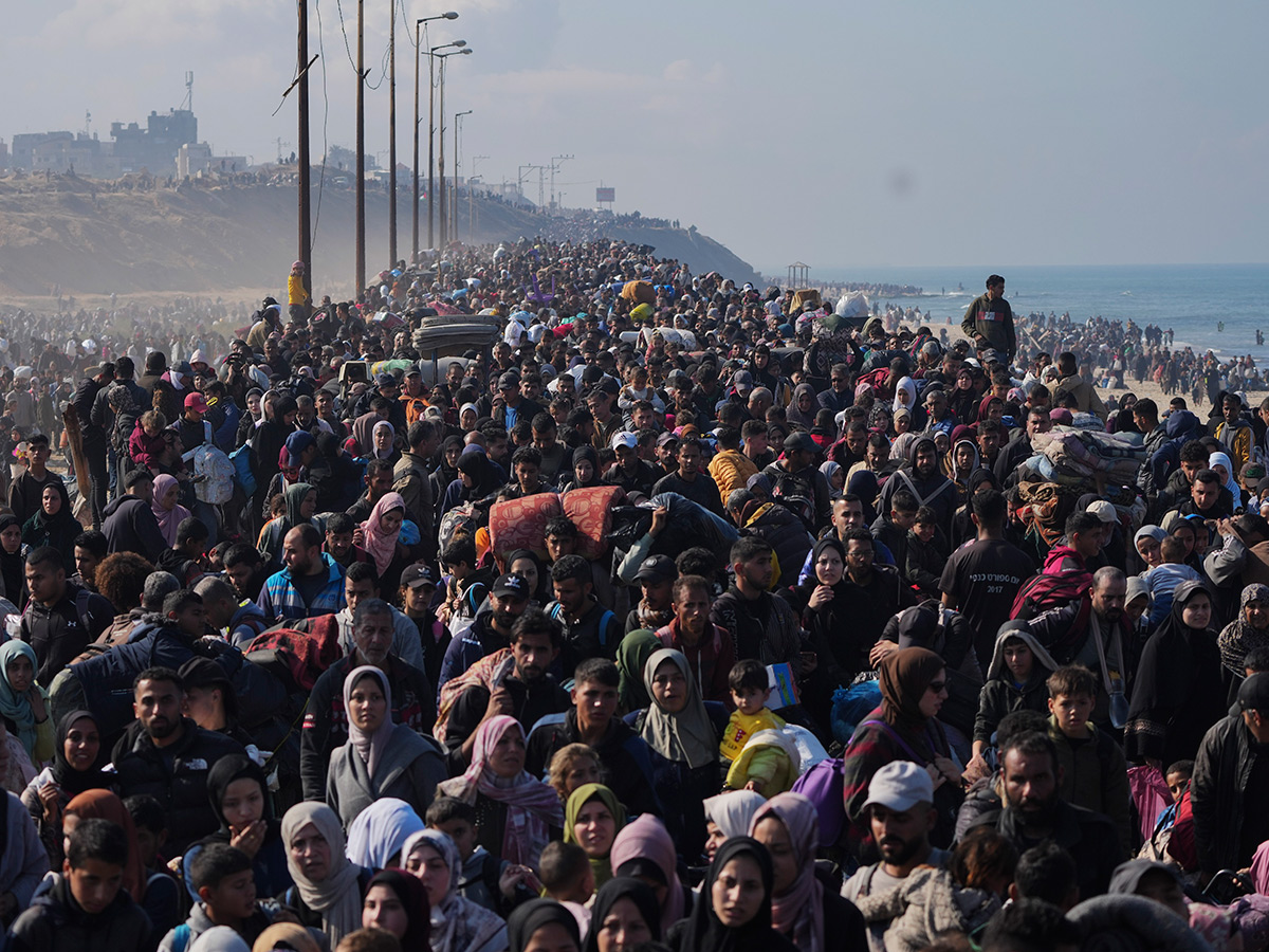 Displaced Palestinians arrive in the northern Gaza Strip Photos28