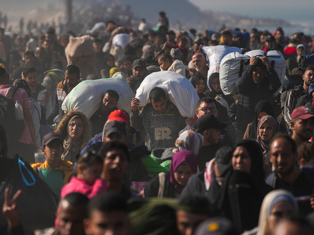 Displaced Palestinians arrive in the northern Gaza Strip Photos29