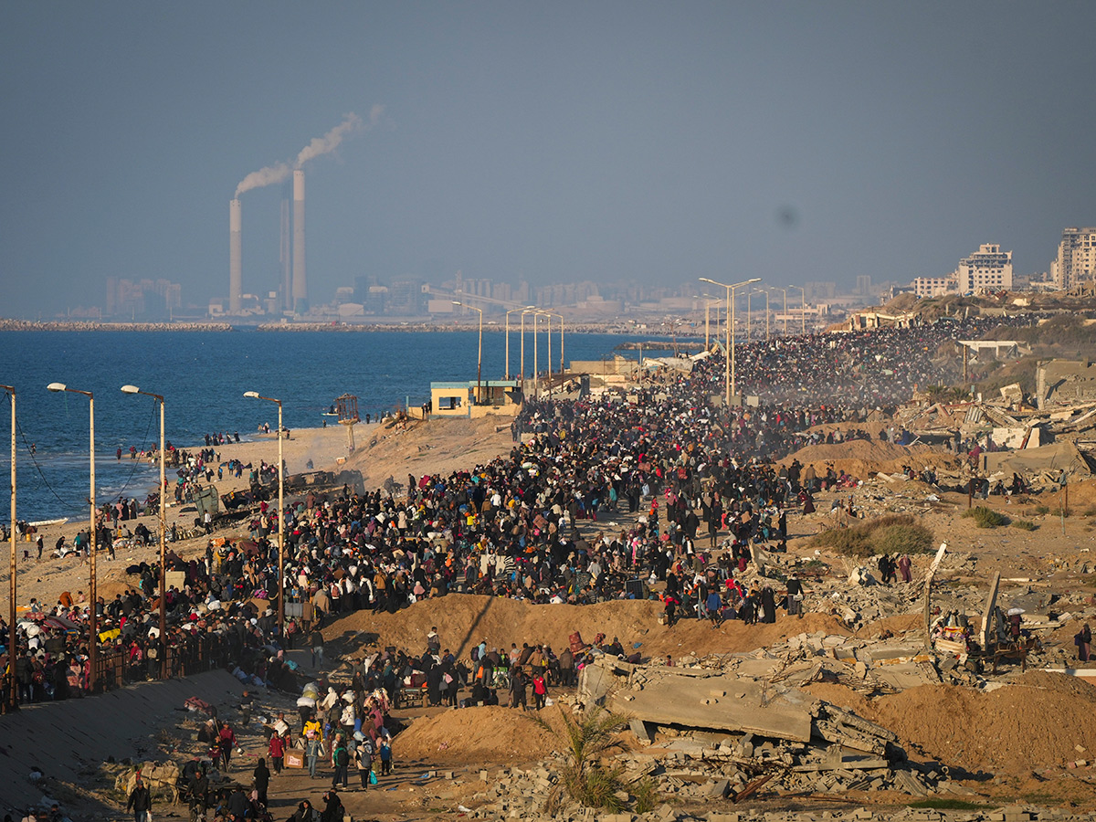 Displaced Palestinians arrive in the northern Gaza Strip Photos3