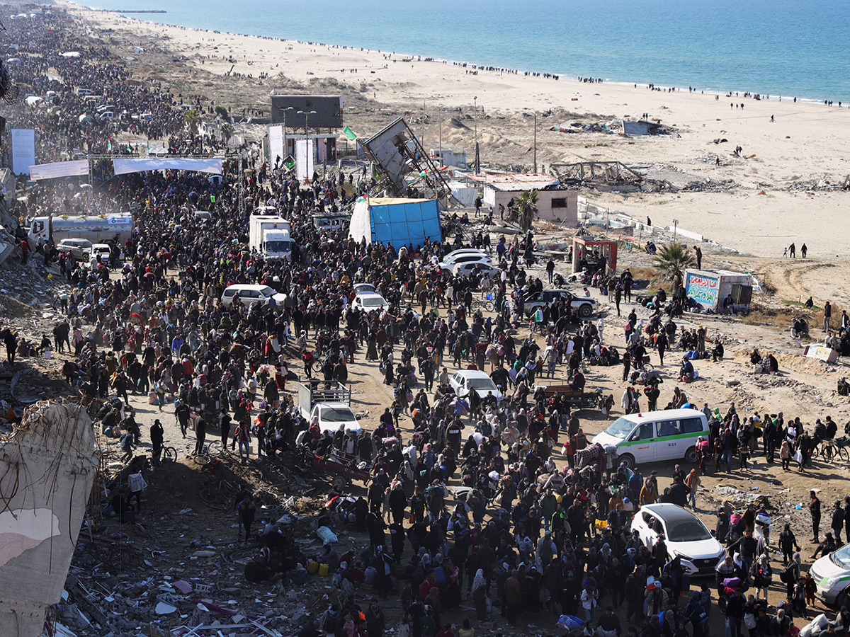 Displaced Palestinians arrive in the northern Gaza Strip Photos30