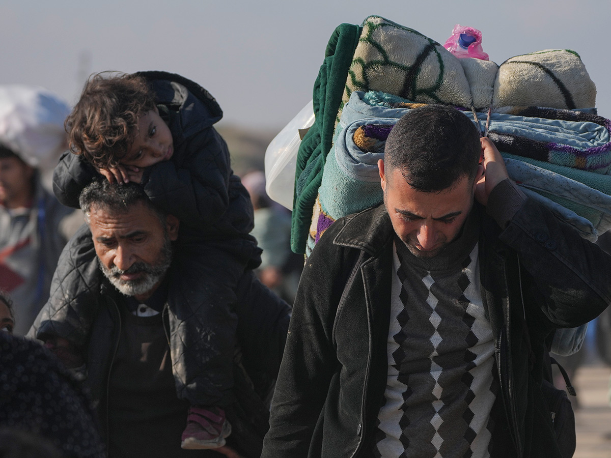 Displaced Palestinians arrive in the northern Gaza Strip Photos33