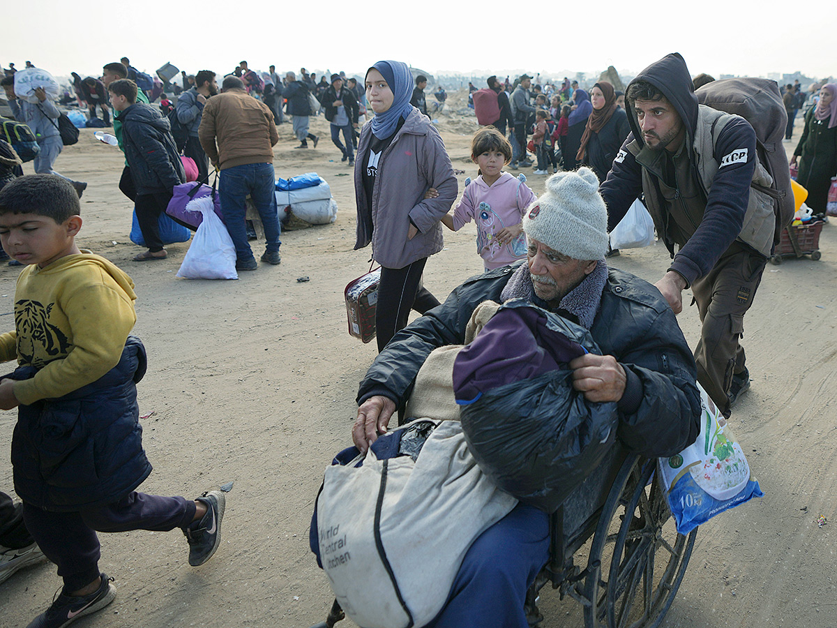 Displaced Palestinians arrive in the northern Gaza Strip Photos4