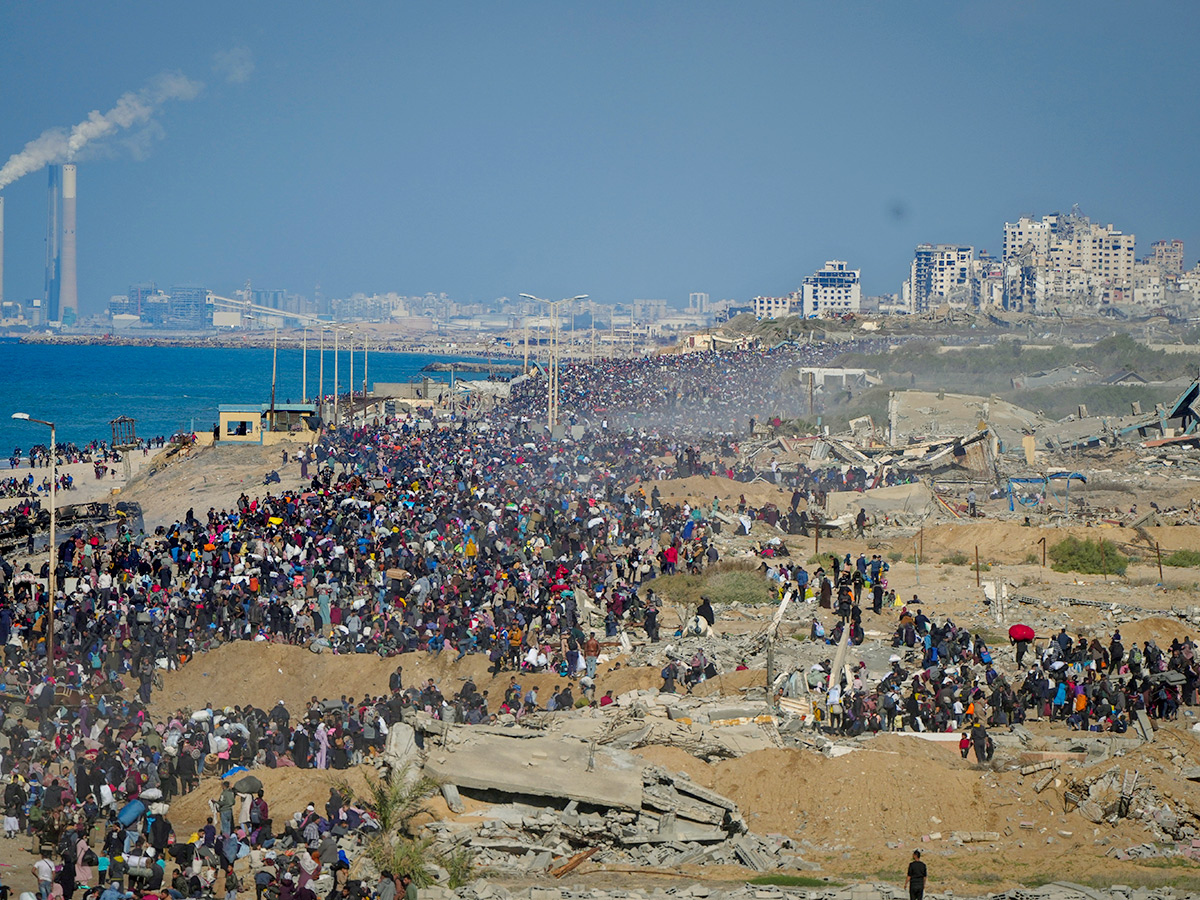 Displaced Palestinians arrive in the northern Gaza Strip Photos5