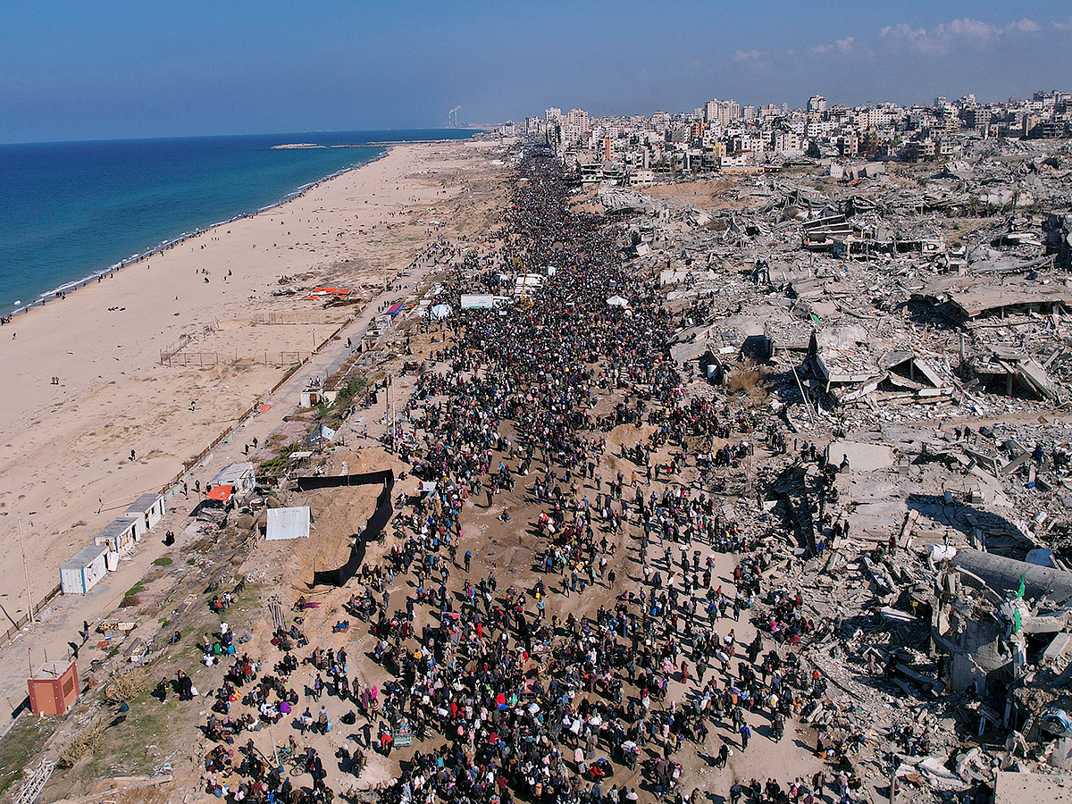 Displaced Palestinians arrive in the northern Gaza Strip Photos7