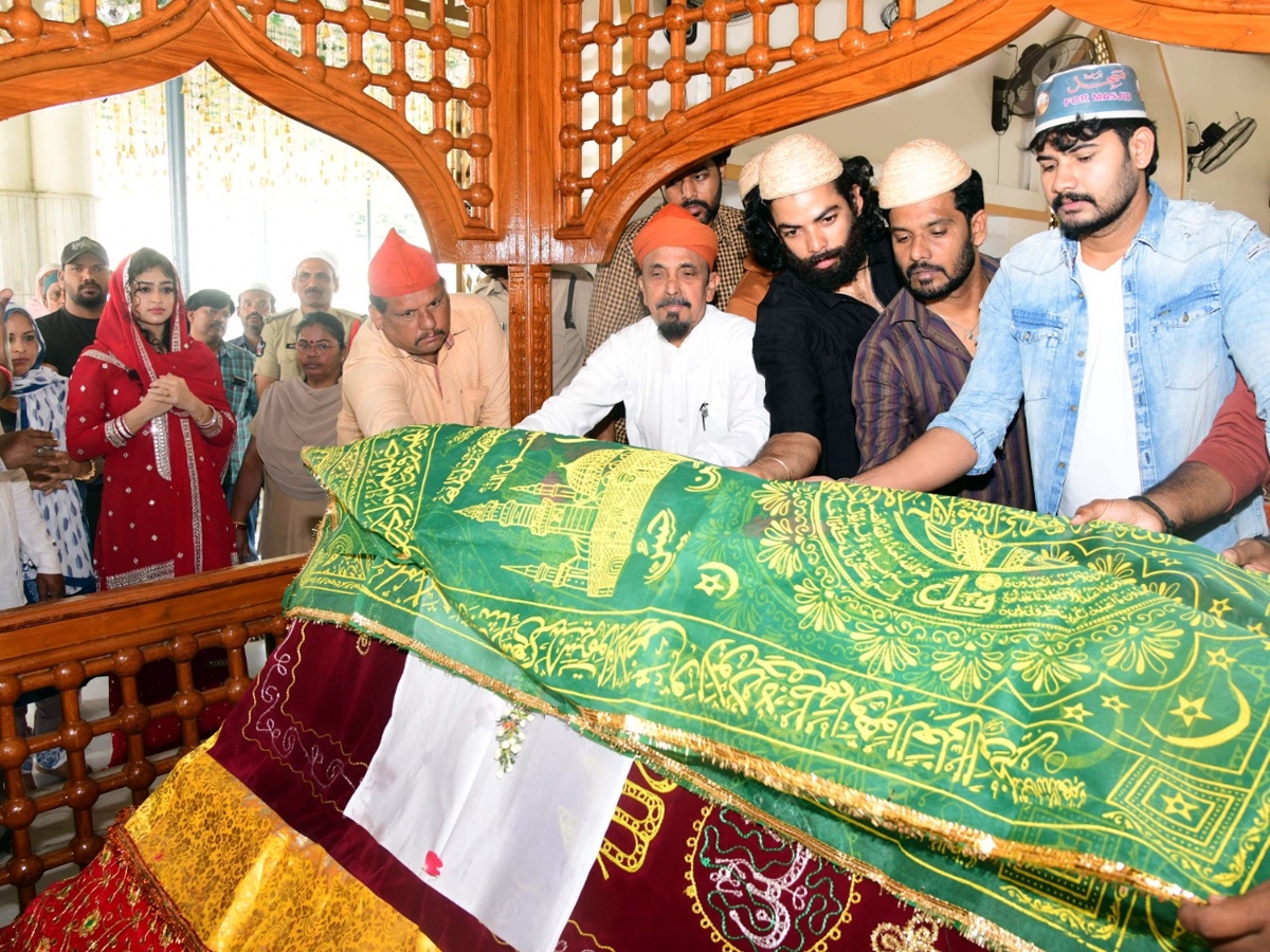 Racharika film team members who visited the Kadapa Amin Peer Dargah2