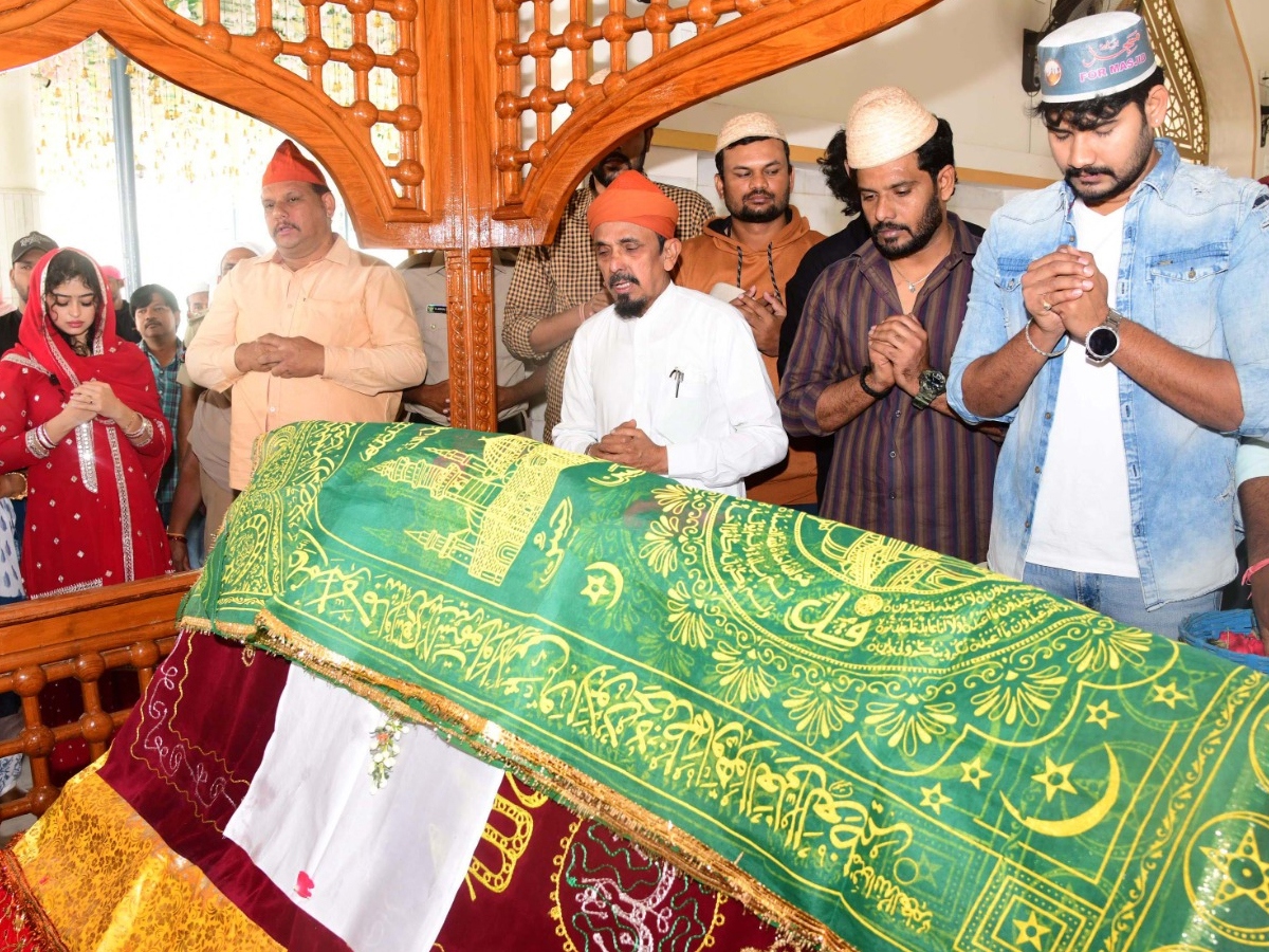 Racharika film team members who visited the Kadapa Amin Peer Dargah16