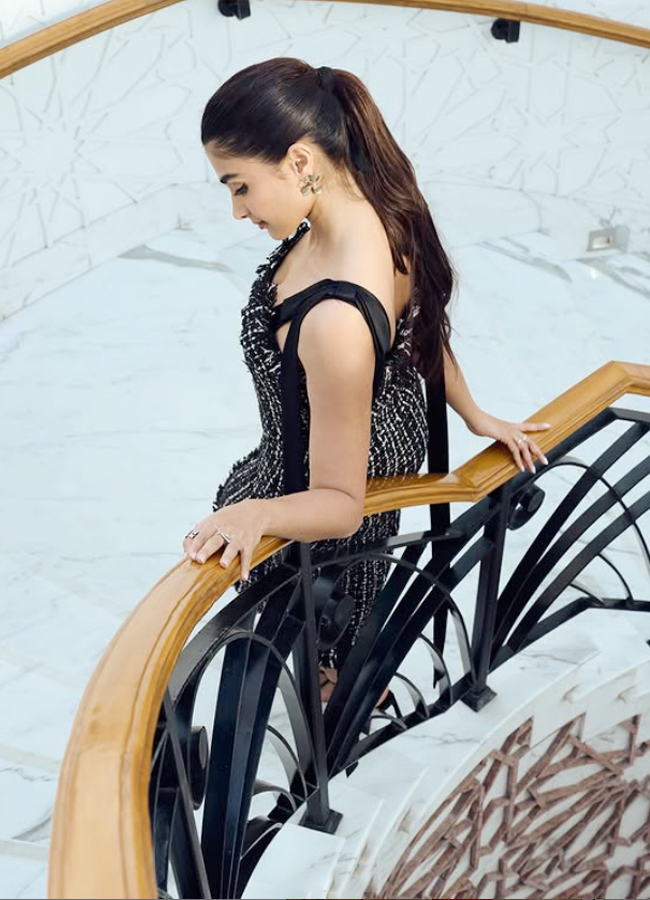 Pooja Hegde Unmissable Elegance Shines In A Black Outfit3