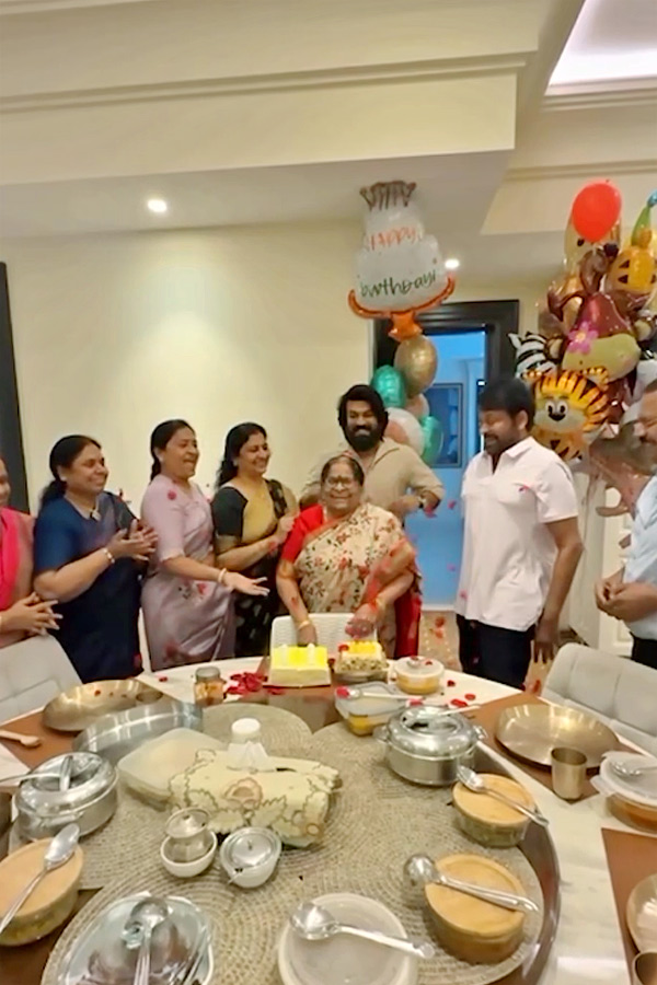 Megastar Chiranjeevi Mother Anjana Devi Birthday Celebrations Photos15