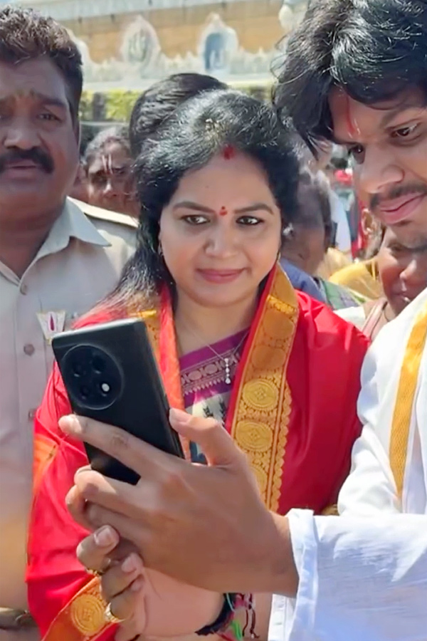 Singer Sunitha Visits Tirumala Tirupati Temple Photos15