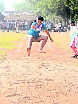 ఫిజికల్‌ పరీక్షల్లో 211 మంది ఎంపిక 
1