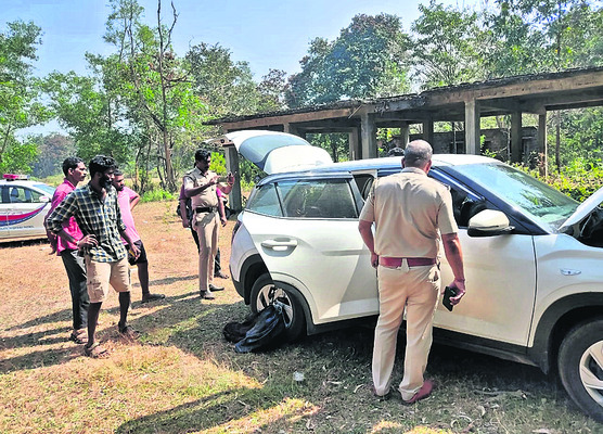 మహిళను చెట్టుకు కట్టేసి దాడి2