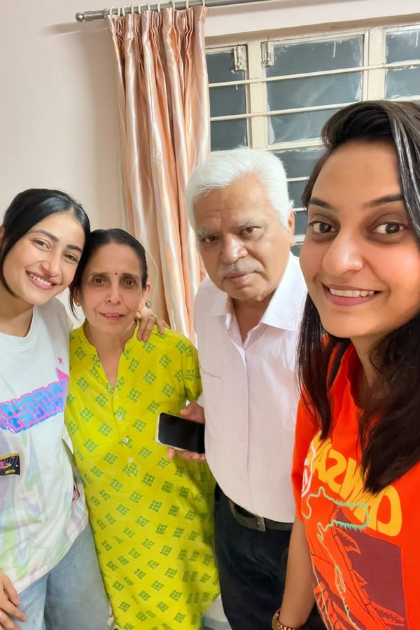 Dhanashree Verma Visits Grandparents In Nagpur Photos9