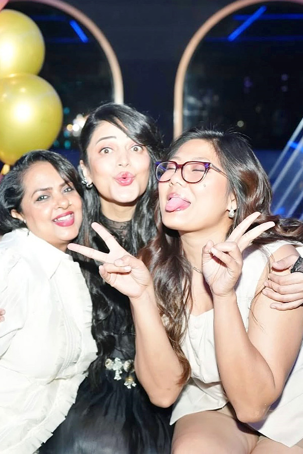 Shruti Haasan Special Birthday Bash With The Coolie Team Unit Photos 7