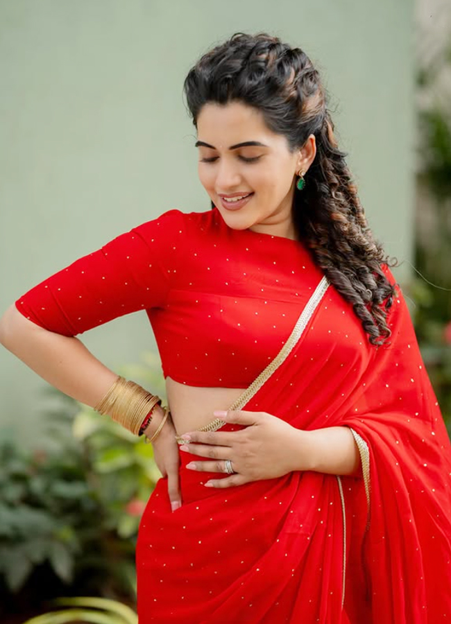 Sravanthi Stunning Red Saree Looks Goes Viral2