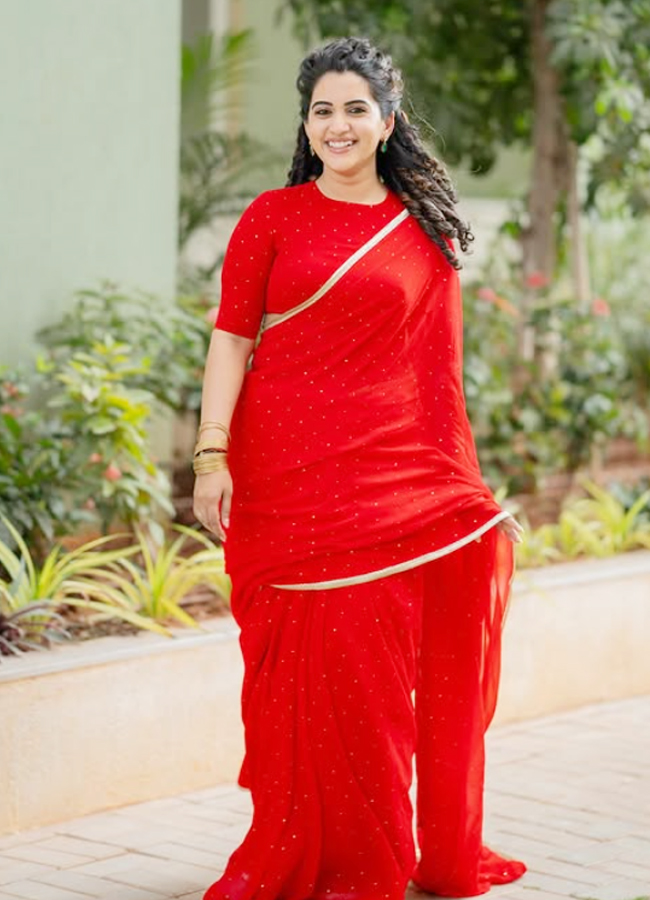 Sravanthi Stunning Red Saree Looks Goes Viral11