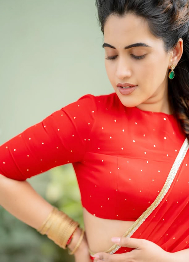 Sravanthi Stunning Red Saree Looks Goes Viral12