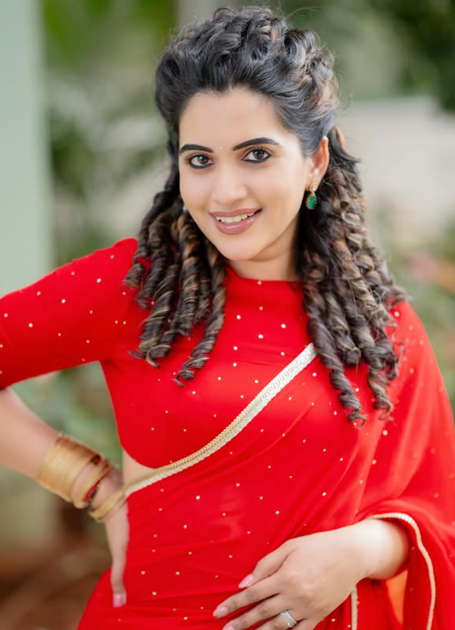 Sravanthi Stunning Red Saree Looks Goes Viral4